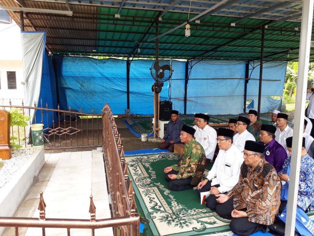 Konsultasi Hukum Islam : Bolehkah Menyebutkan Almarhum/Almarhumah Kepada Mayit Non Muslim?